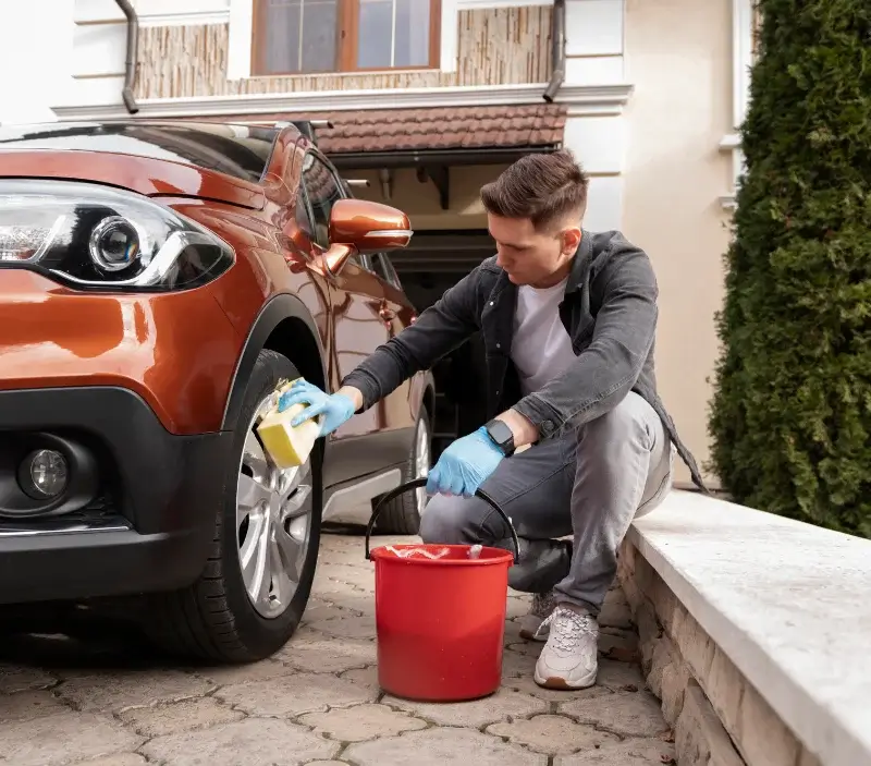 Lavage auto à domicile La Vaupalière : professionnel intervenant sur un véhicule